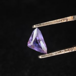 Zafiro 1,00 cts de Sri Lanka bicolor púrpura y azul – Trillion Mix Cut no heated